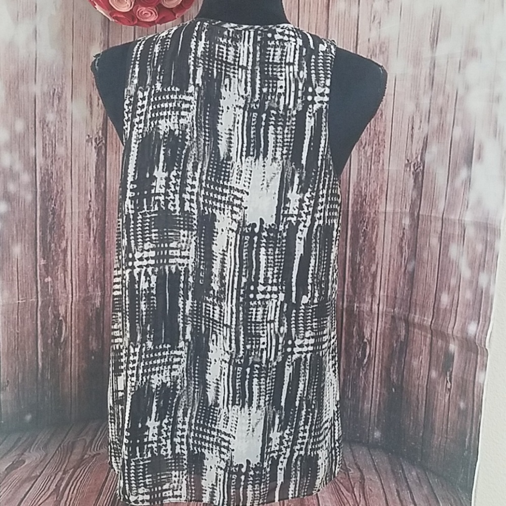 Vince Camuto Ruffled sleeveless blouse - Picture 2 of 4